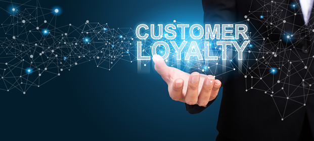 Empresario mostrando lealtad del cliente. Concepto de la lealtad del cliente. photo