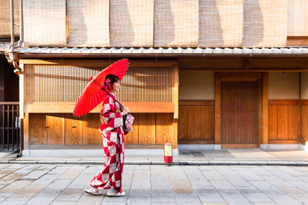 빨간 기모노를 입고 매력적인 아시아 여자의 초상화 - parasol umbrella asian ethnicity asian culture 뉴스 사진 이미지