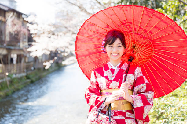 porträt von attraktiven asiatin roten kimono tragen - parasol umbrella asian ethnicity asian culture stock-fotos und bilder
