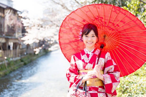 retrato de mujer asiática atractiva usando kimono rojo - parasol umbrella asian ethnicity asian culture fotografías e imágenes de stock