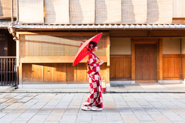 ritratto di attraente donna asiatica che indossa kimono rosso - geisha japanese culture women japanese ethnicity foto e immagini stock