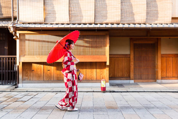 porträt von attraktiven asiatin roten kimono tragen - parasol umbrella asian ethnicity asian culture stock-fotos und bilder