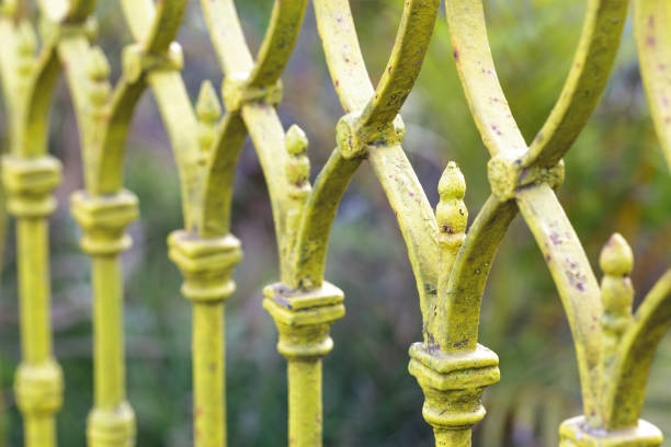 wire fence (cyclone fencing) in repeating patterns (fence, chain, link) - cyclone fence imagens e fotografias de stock