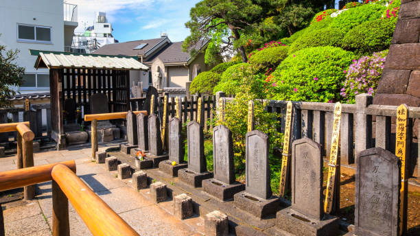 The grave of 47 ronin at Sengakuji Temple in Tokyo, Japan TOKYO, JAPAN - APRIL 20 2018: The grave of 47 ronin, the 47 loyal masterless samurai, one of the most popular Japanese historical epic legends at Sengakuji Temple harakiri photos stock pictures, royalty-free photos & images