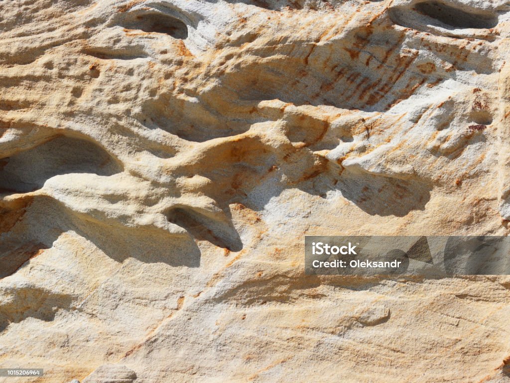 석회석 노란색 릴리프 텍스처입니다 Naturale 배경 갈색 콘크리트 벽 및 바닥입니다 건물 및 가로의 장식입니다 사막 산 ...