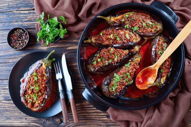 karniyarik - aubergines farcies sur une plaque - greek cuisine greek culture food table photos et images de collection