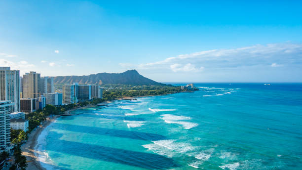 waikiki beach und diamond head krater, einschließlich der hotels und gebäude in waikiki, honolulu, insel oahu, hawaii. waikiki beach im zentrum von honolulu hat die größte zahl der besucher auf hawaii - honolulu oahu vacations park stock-fotos und bilder