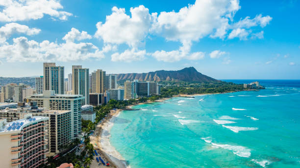 waikiki beach en diamond head crater met inbegrip van de hotels en gebouwen in waikiki, honolulu, oahu island, hawaii. waikiki beach in het centrum van honolulu heeft het grootste aantal bezoekers in hawaï - hawaï eilanden stockfoto's en -beelden