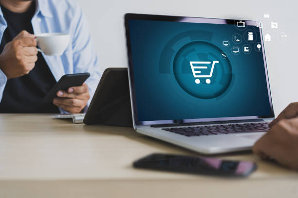 istock Business people use Technology E-commerce Internet Global Marketing Purchasing Plan and Bank Concept 1015226024