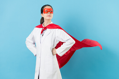 médico de cáncer femenino joven con ropa de superhéroe photo