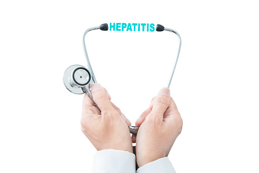 Anónimo médico con estetoscopio y hepatitis la palabra photo