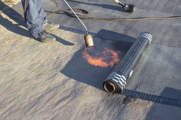 copertura del rotolo installazione con fiamma ossidrica propano durante i lavori di costruzione - rubber foto e immagini stock