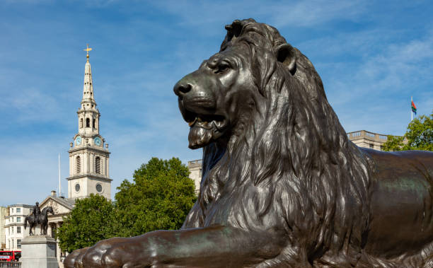 londra, inghilterra - lion statue london england trafalgar square foto e immagini stock