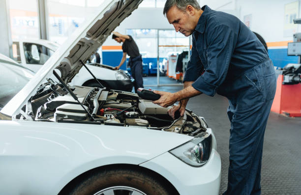 mecânico de ler os códigos de erro com dispositivo de diagnóstico - mechanic garage car engine - fotografias e filmes do acervo