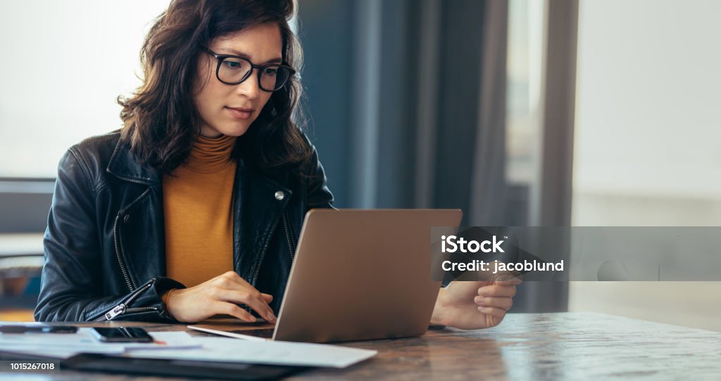 Asiatische Frau Laptop arbeiten im Büro - Lizenzfrei Laptop Stock-Foto