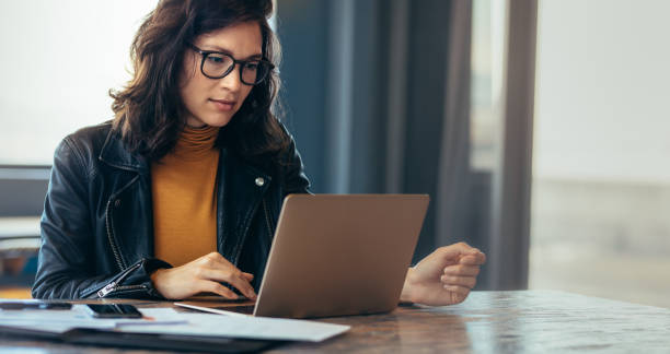 donna asiatica che lavora laptop in ufficio - attrezzo di lavoro foto e immagini stock