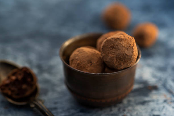 truffes cacao bruts - birdview photos et images de collection