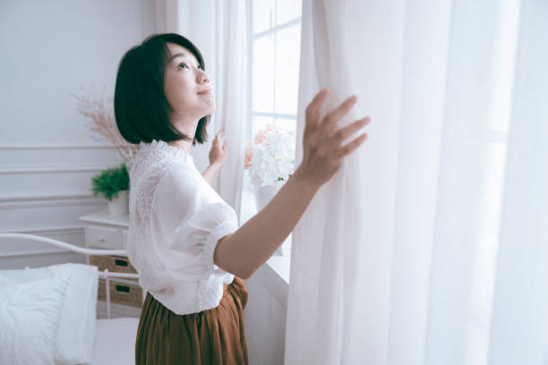 istock the 20s girl Get up and pull curtain. 1015280048