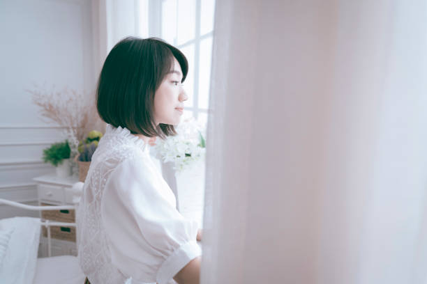 istock the 20s girl Get up and pull curtain. 1015280164