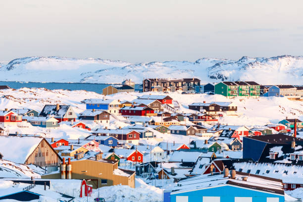 wiele domów inuitów rozrzuconych na wzgórzu w mieście nuuk pokryte śniegiem z morzem i górami w tle, grenlandia - greenland zdjęcia i obrazy z banku zdjęć