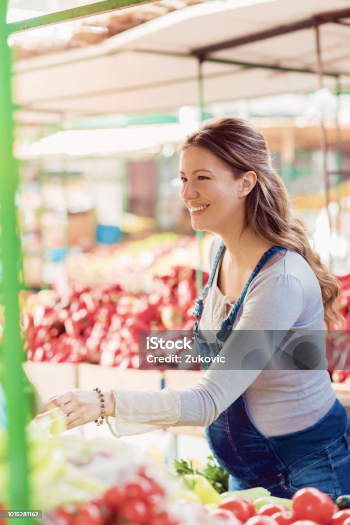 Glücklich schwanger Frau einkaufen auf dem Bauernmarkt - Lizenzfrei Eine Frau allein Stock-Foto