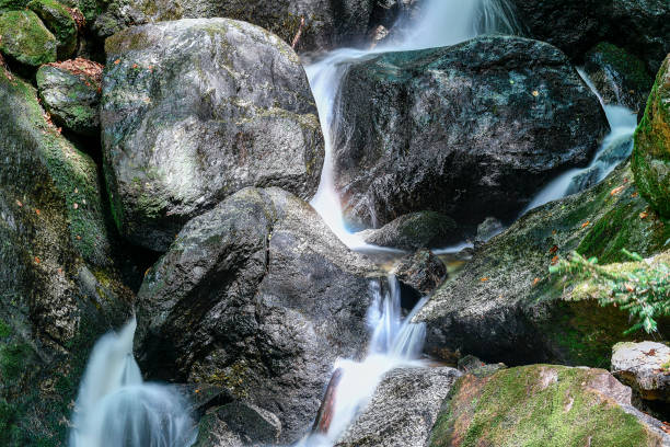 eine wanderung durch das wilde ysperclammy - natural phenomenon waterfall rock tranquil scene stock-fotos und bilder