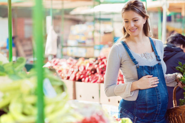 행복 한 임신 농민 시장에서 쇼핑 - tomato women green market 뉴스 사진 이미지