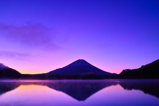 istock Lake Shojin and Mt. Fuji 1015291170