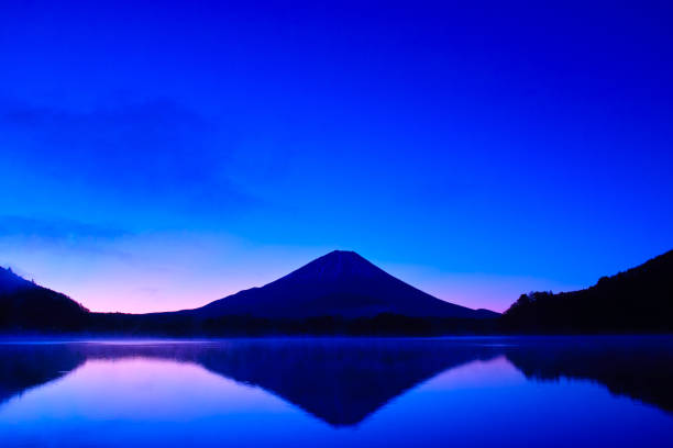 istock Lake Shojin and Mt. Fuji 1015291254