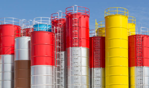 lagerung von chemikalien stahl panzer gegen blauen himmel, metallsilos für betonmischung prozessanlage - petrochemical plant fuel storage tank aluminum chemical plant stock-fotos und bilder