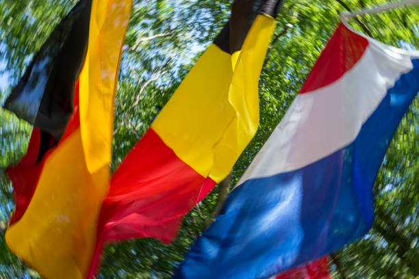 alemán-neerlandés-belga frontera en la región de la triple frontera en aachen alemania con esquiva banderas - nordrhein westfalen flag fotografías e imágenes de stock