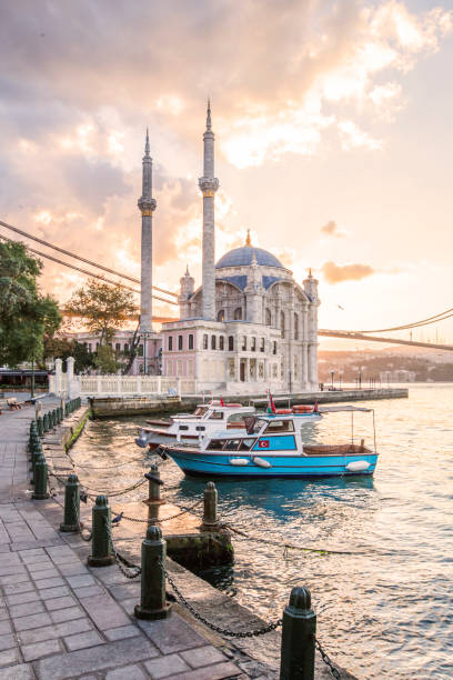 이스탄불에 있는 ortakoy 모스크 - ortakoy mosque bridge bosphorus istanbul 뉴스 사진 이미지