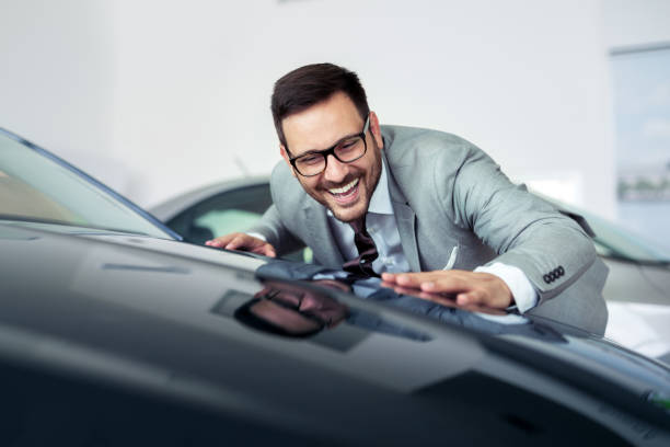istock Visiting car dealership 1015320526