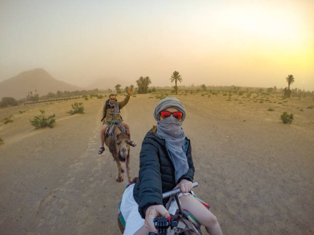retrato de mujer joven en camello - morocco desert camel africa fotografías e imágenes de stock