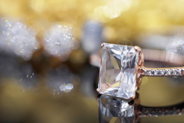 gioielli di lusso diamante e anello topazio rosa con riflessione su sfondo nero - jewelry gem gold reflection foto e immagini stock