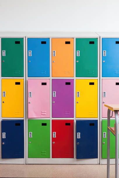 lockers colores escolar en el aula - casillero fotografías e imágenes de stock