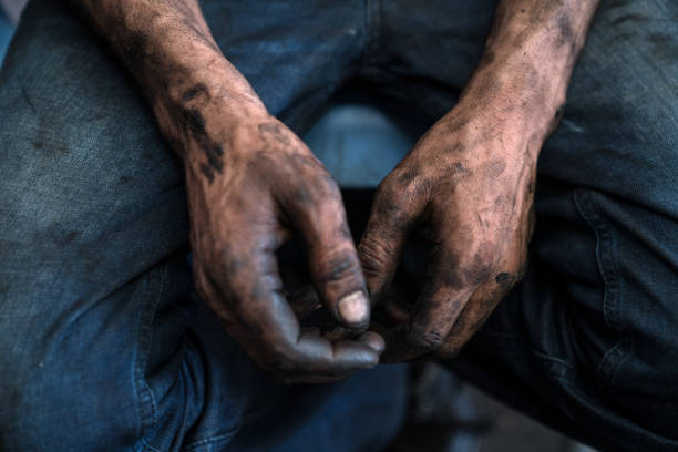 close up of blue collar worker hände - dirty job stock-fotos und bilder
