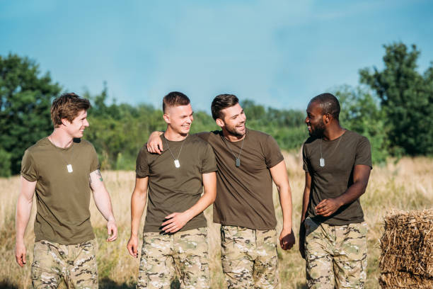 retratos de soldados sonrientes multiculturales en uniforme militar en gama en día de verano - army men fotografías e imágenes de stock