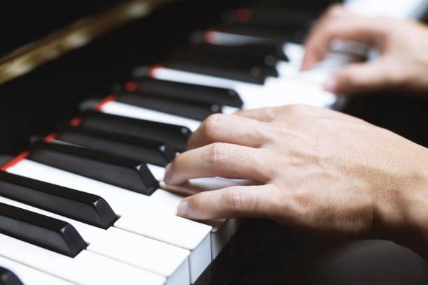 musicista suona il pianoforte - piano piano key orchestra close up foto e immagini stock