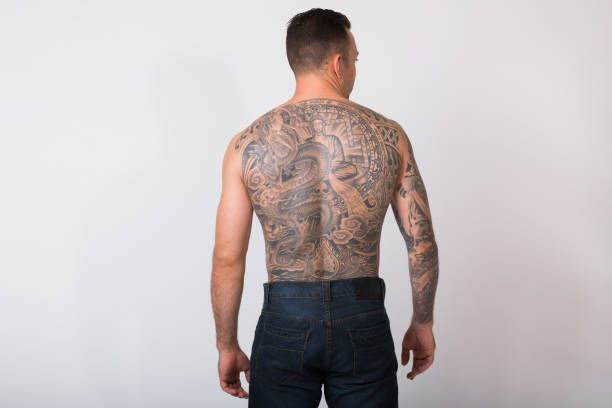 Immagini Stock - Il Processo Di Creazione Di Un Tatuaggio Sulla Schiena Di  Un Uomo. Tatuaggio Professionale.. Image 55377828