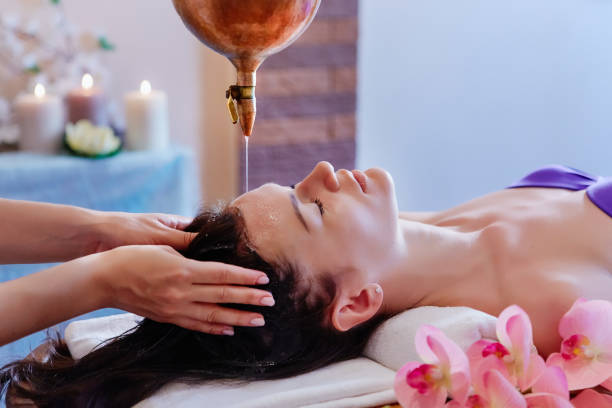 Young woman having pouring oil massage  spa treatment. Shirodhar Young woman having pouring oil massage  spa treatment. Shirodhara Pouring oil on head. Treatment of head ayurveda stock pictures, royalty-free photos & images