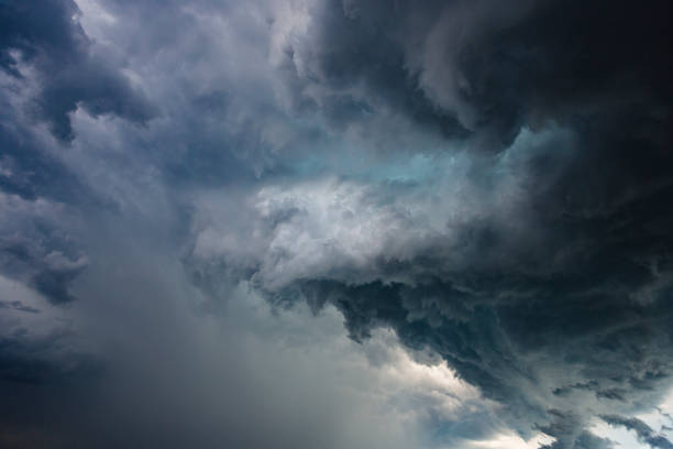 dramatische hagelsturm wolken - storm cloud cloud cloudscape cumulonimbus stock-fotos und bilder