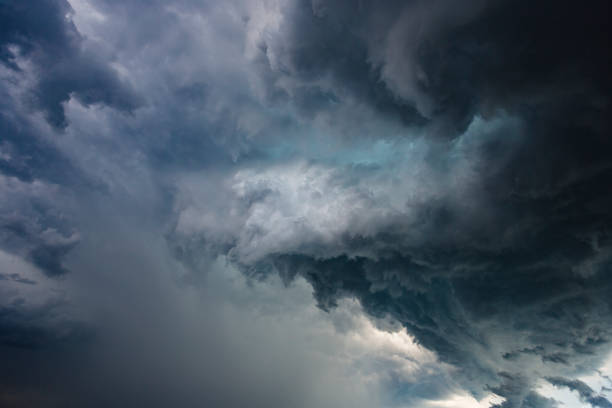 劇的な雹を伴う嵐雲 - storm cloud dramatic sky rain storm ストックフォトと画像