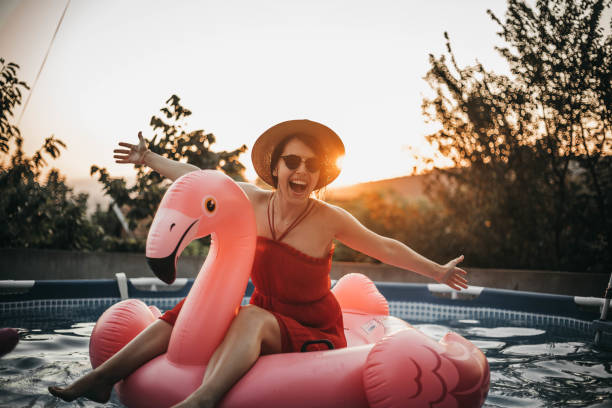 flamant gonflable - floating on water water women wet photos et images de collection