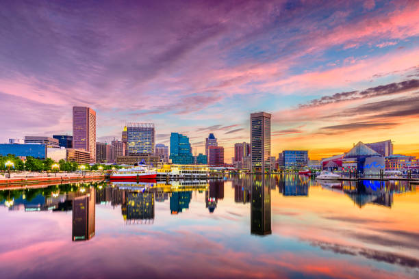 skyline von baltimore, maryland, usa - baltimore maryland inner harbor skyline stock-fotos und bilder