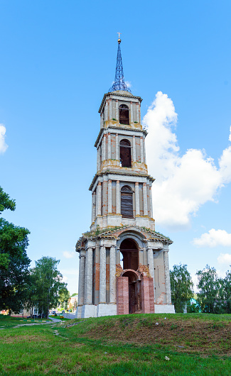Ruinas de una torre de campana alta de 75 metros en el estilo del classicism, Venev, región Tula, Rusia photo