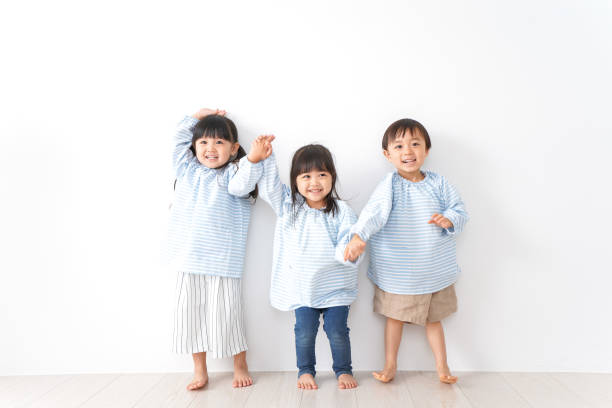 kindergartenkind spielen - japanischer abstammung fotos stock-fotos und bilder