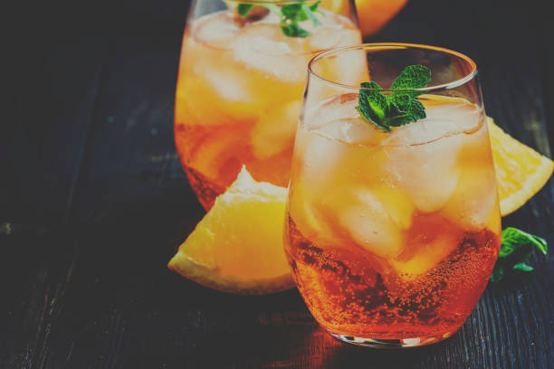 włoski koktajl z aperitifem, lodem i pomarańczą, selektywne skupienie i stonowany obraz - russian culture black cocktail vodka zdjęcia i obrazy z banku zdjęć