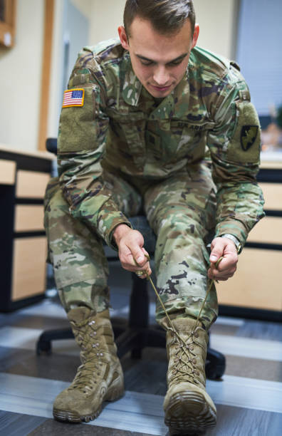 darle a un chico la bota derecha y él a conquistar cualquier cosa - marines adult student camouflage camouflage clothing fotografías e imágenes de stock
