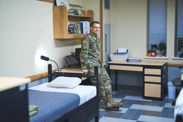 vida cotidiana en los dormitorios militares - marines adult student camouflage camouflage clothing fotografías e imágenes de stock